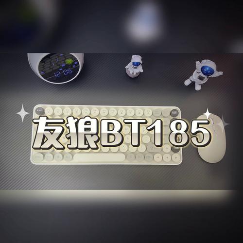 键鼠与笔记本电脑的桌面场景