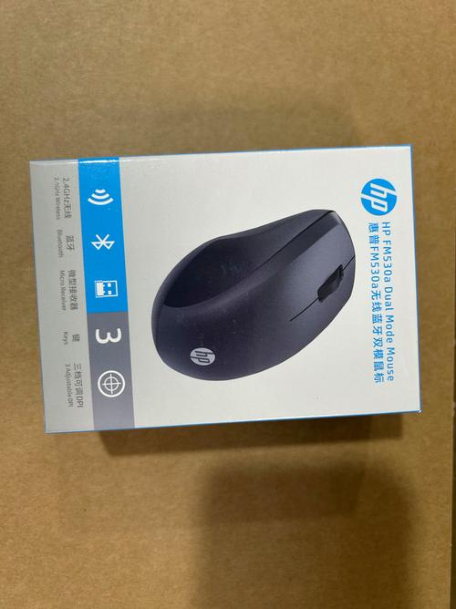 科技办公环境中的电脑与外设