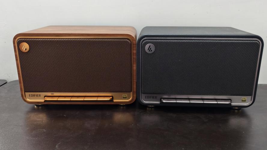 电脑桌上的无线键鼠与显示器