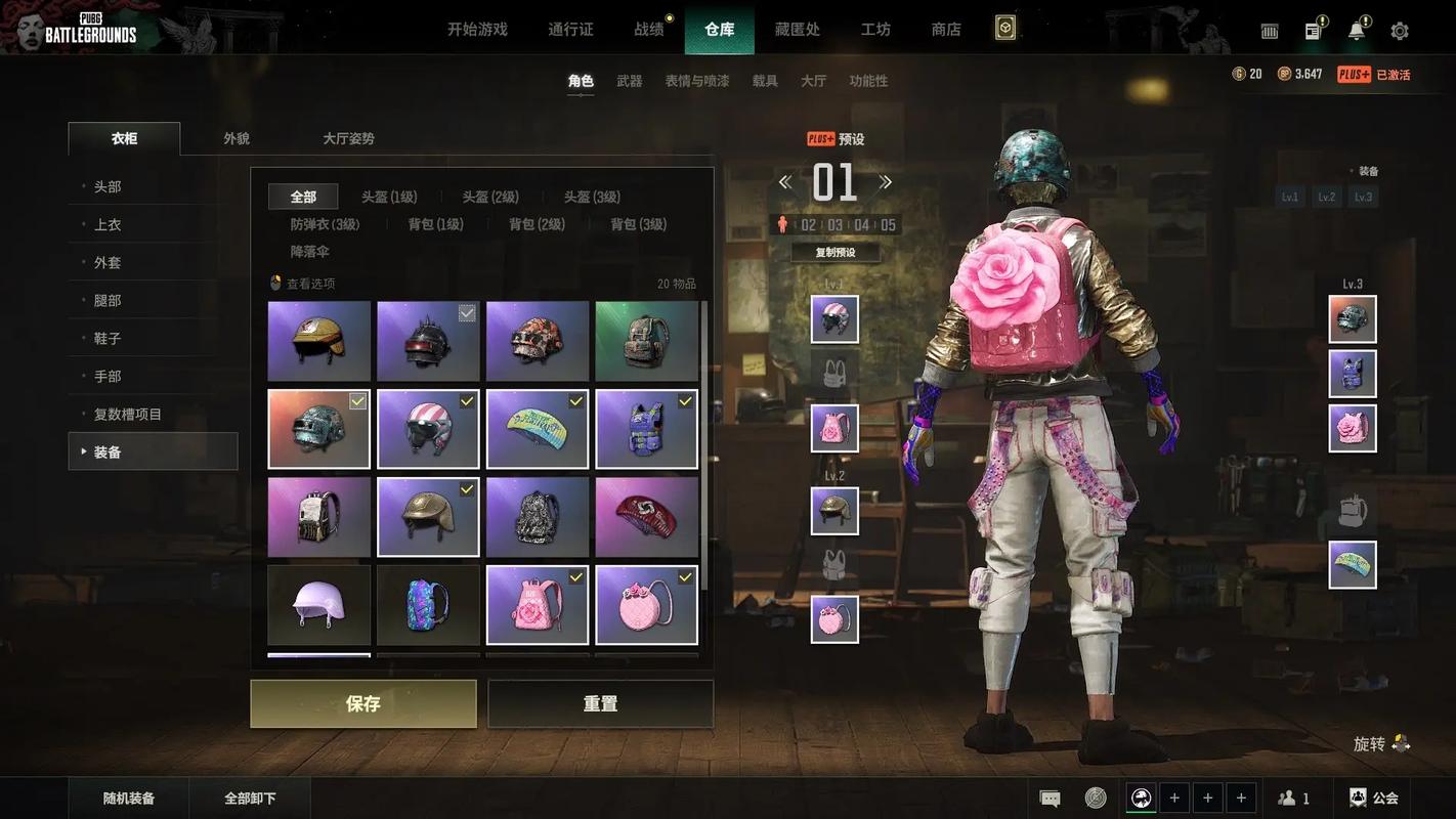 办公桌上的键鼠与笔记本电脑