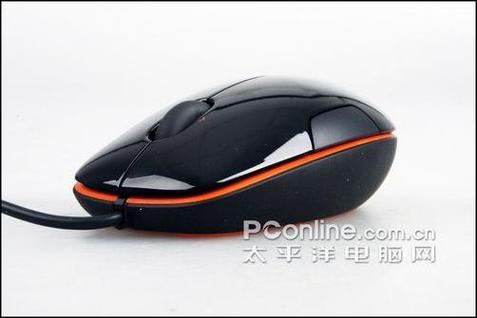 办公桌上的鼠标与键盘设备