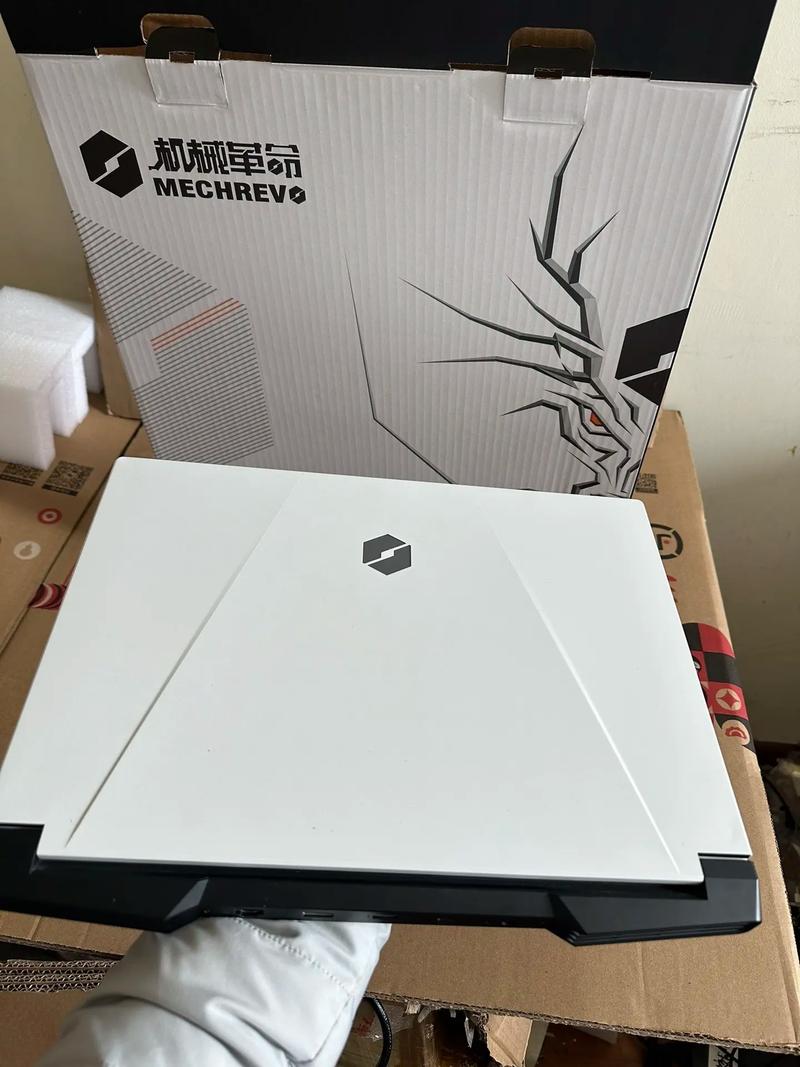 办公场景中的电脑与鼠标