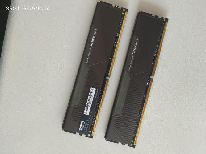 内存模块与电脑主板细节图