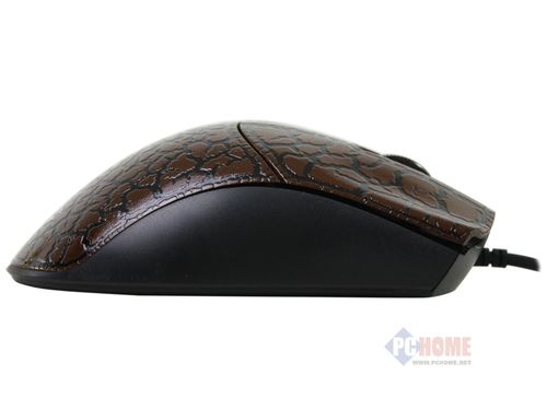 办公桌上的键鼠套装