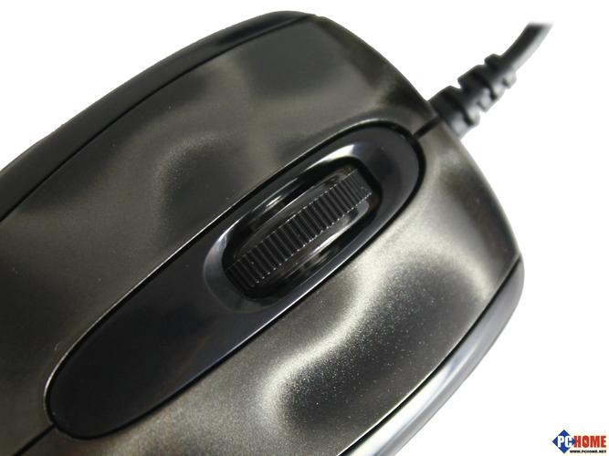 用户在桌面前使用电脑外设