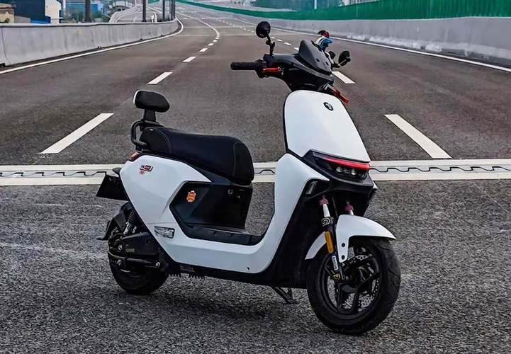 笔记本电脑旁的无线外设