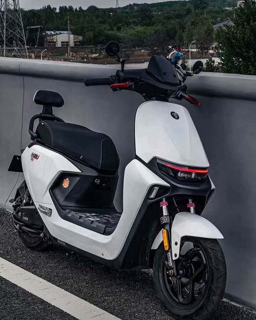 电脑桌面上的鼠标与键盘