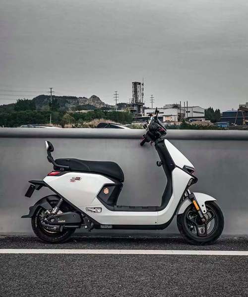 桌面上进行日常电脑操作