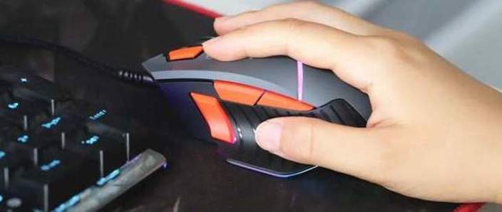 游戏玩家使用电脑外设