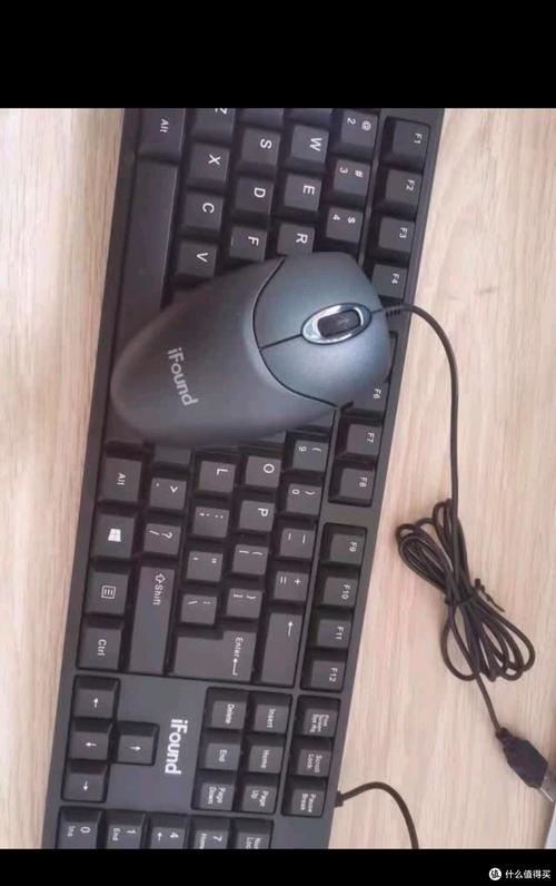 科技桌面环境中的外设与线缆