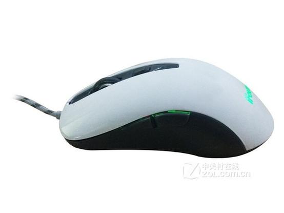 电脑桌面上的键鼠与显示器