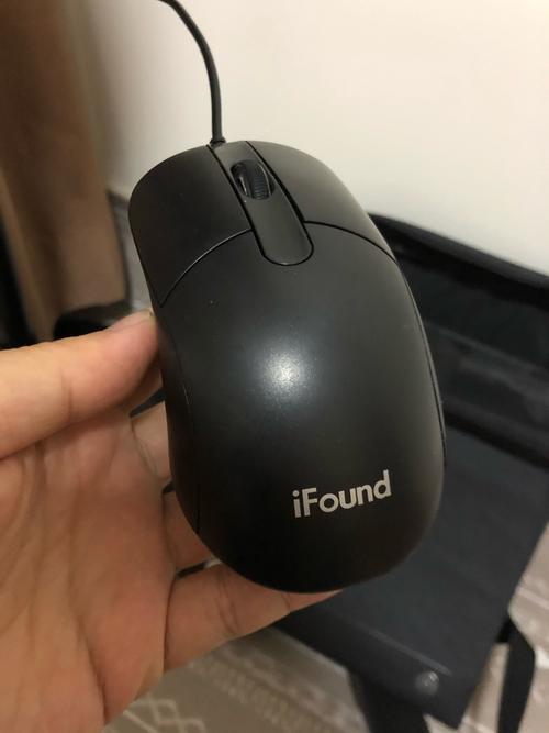 电脑桌面与连接线材