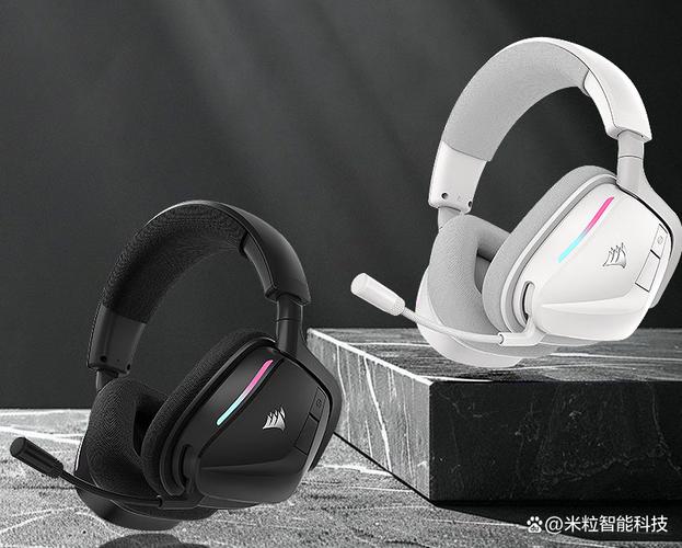 办公桌上的鼠标与键盘