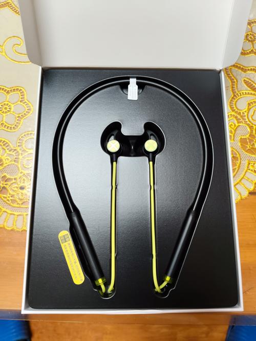 选购电脑外设的桌面场景