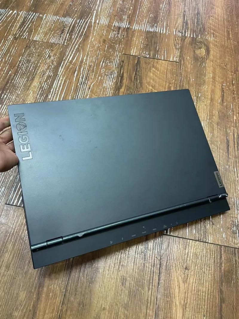 白色科技产品的简洁设计风格