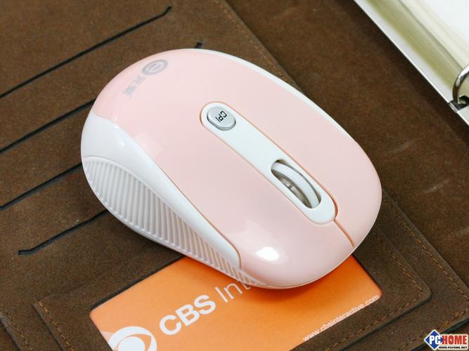 用户在办公桌前选择电脑外设