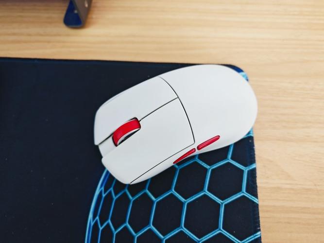 简洁桌面上的电脑外设