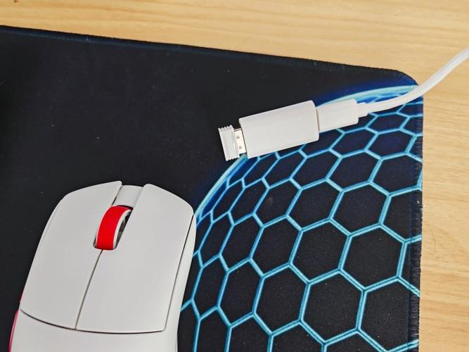 电脑桌面上的鼠标特写