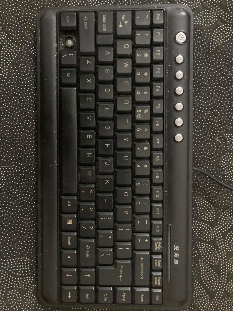 办公电脑与外设特写