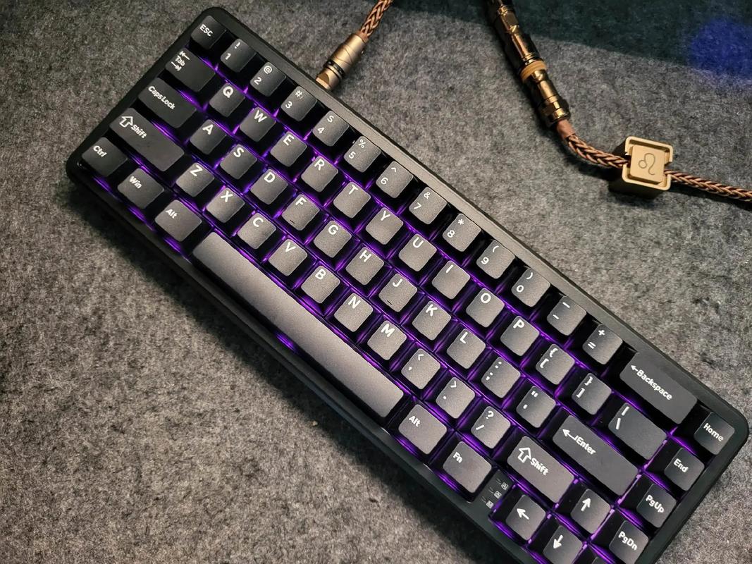 电脑办公场景中的鼠标操作