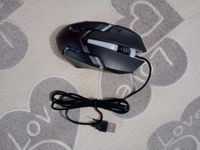 笔记本电脑与有线鼠标办公场景