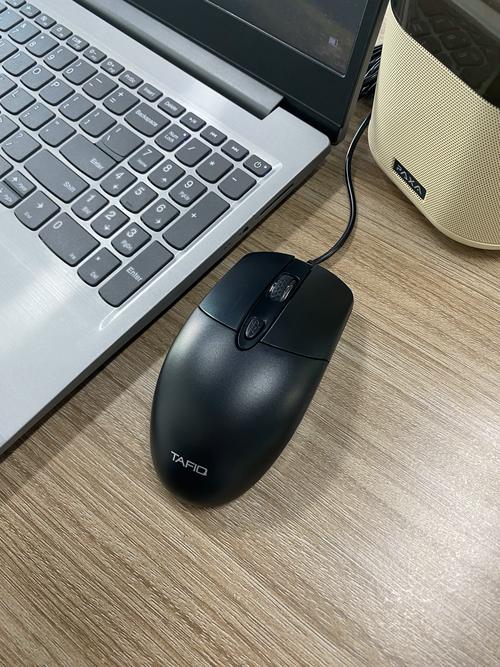 桌面上的电脑外设与鼠标