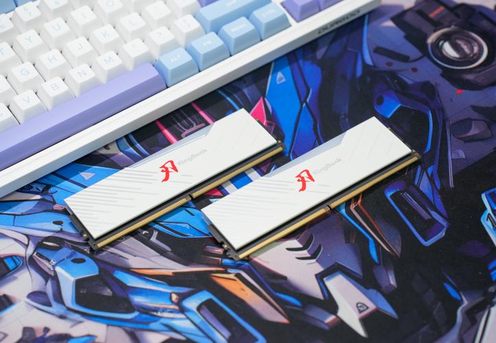 简洁桌面上的电脑外设