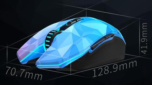 电脑桌面上的有线设备供电场景