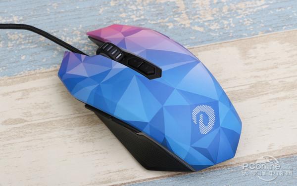 科技办公桌与电脑设备