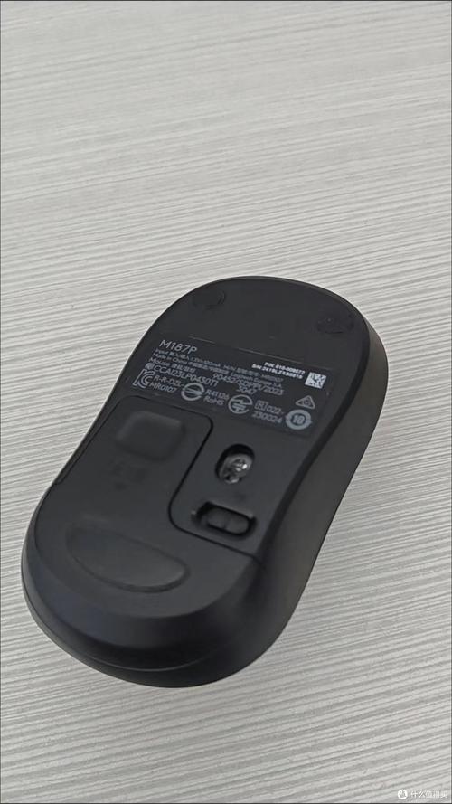 简洁风格的桌面外设展示