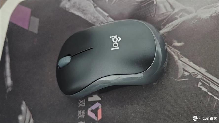 电脑外设与无线连接概念图