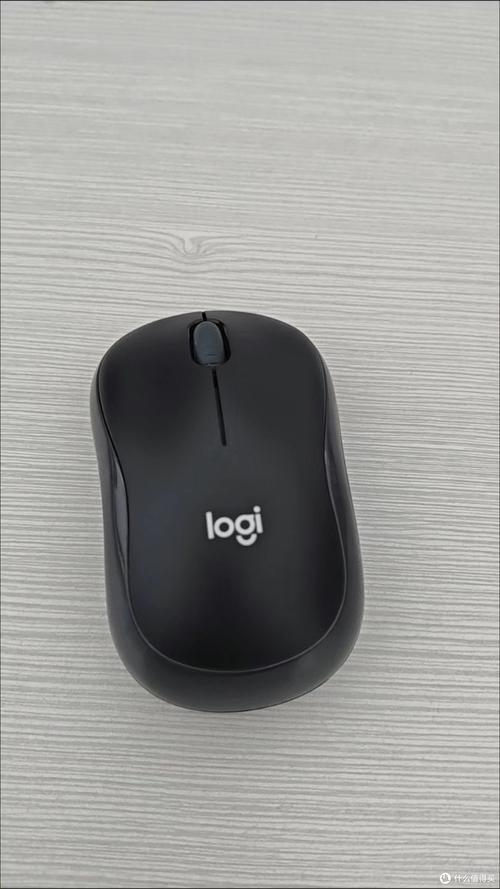 电脑办公场景中的鼠标使用