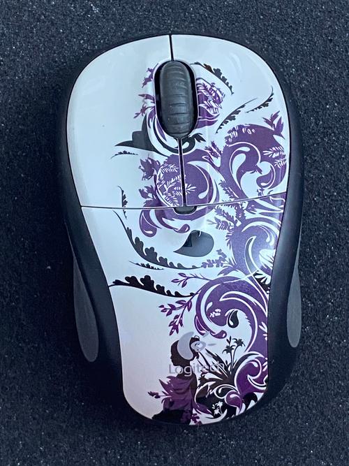 办公桌上的入门无线鼠标