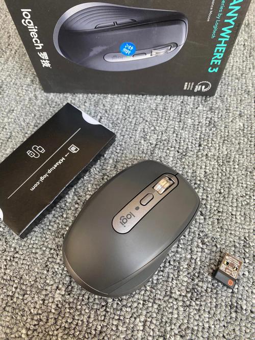 办公桌上的充电与设备管理场景