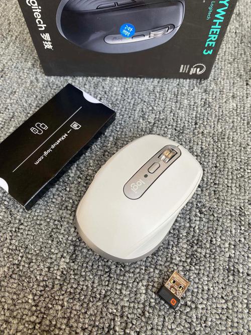 办公场景中的鼠标与笔记本电脑