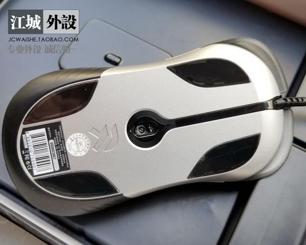 桌面电脑外设与连接线场景