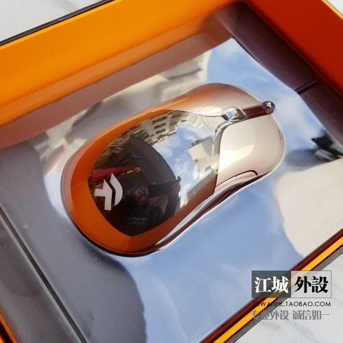 办公桌面上的电脑与外设使用环境