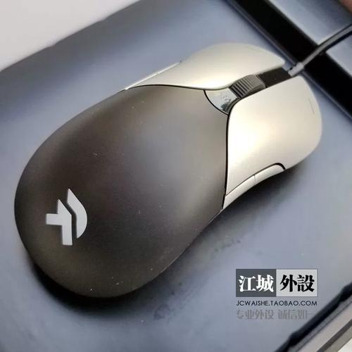 电脑桌面上的有线外设连接场景