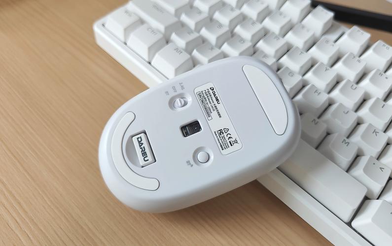 电脑桌面上的键盘鼠标与工作环境