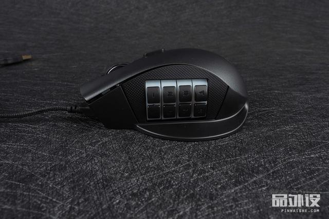 桌面上的有线外设与电脑