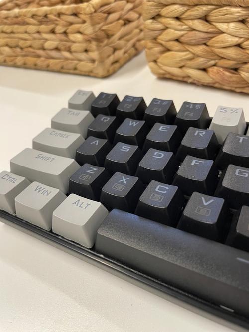 电脑外设与鼠标的桌面特写