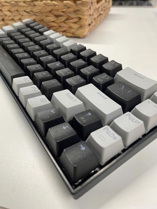 使用鼠标进行电脑操作的场景