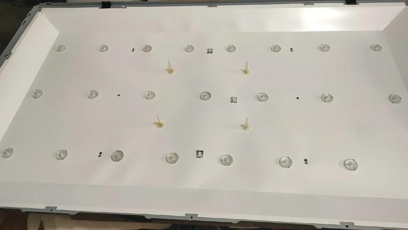 键盘鼠标与屏幕的科技工作台