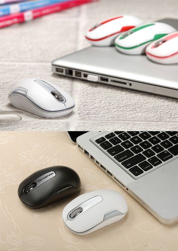 手握鼠标进行电脑操作