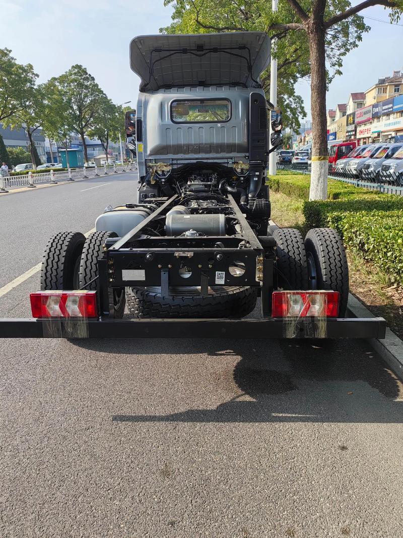 简洁办公桌面上的鼠标外观