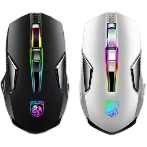 办公桌上的键鼠与电脑设备