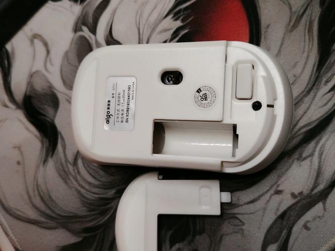 办公桌上的电脑和外设