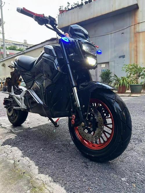 办公桌上的电脑与鼠标