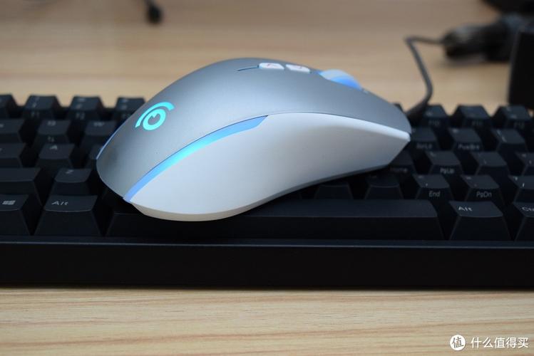 电竞鼠标与键盘特写