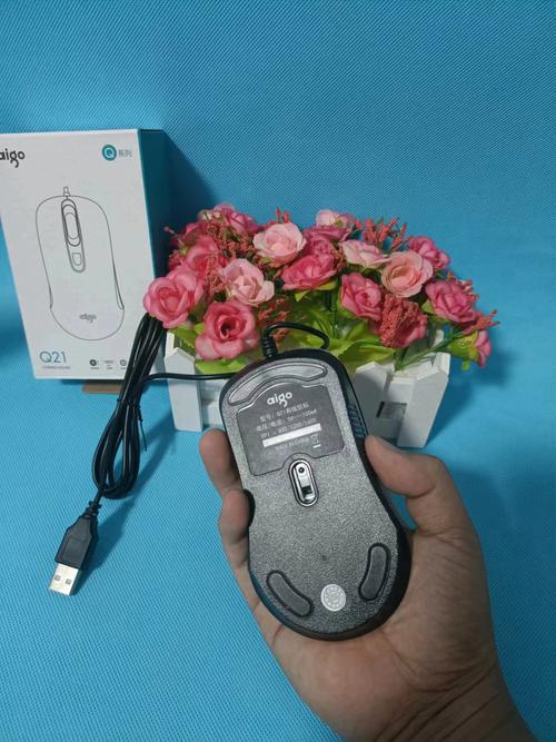 电脑键盘与鼠标的桌面特写